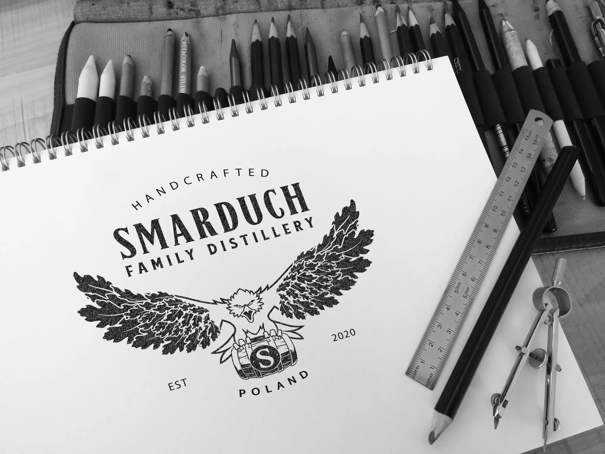 Szkic Logo Smarduch Family na kartce 