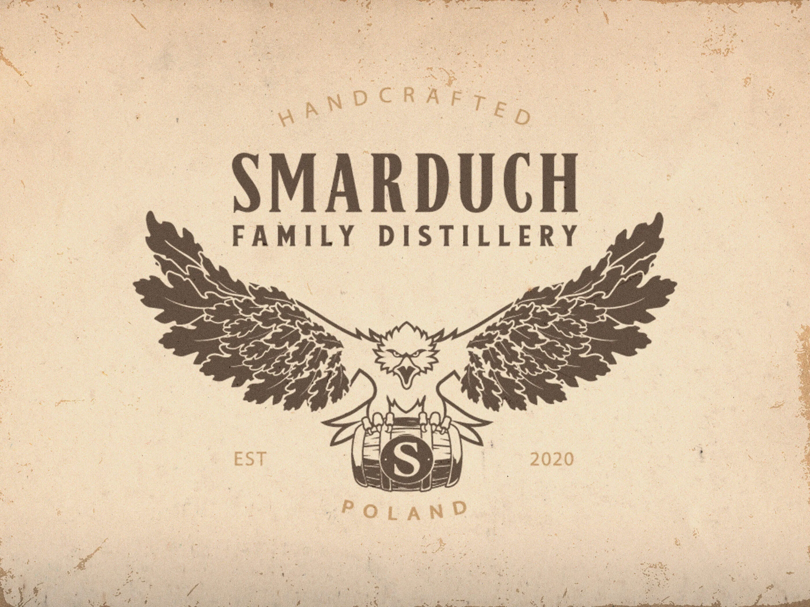 Logo Smarduch Family Distillery przestawia orła z beczką i liśćmi dębu zamiast liści